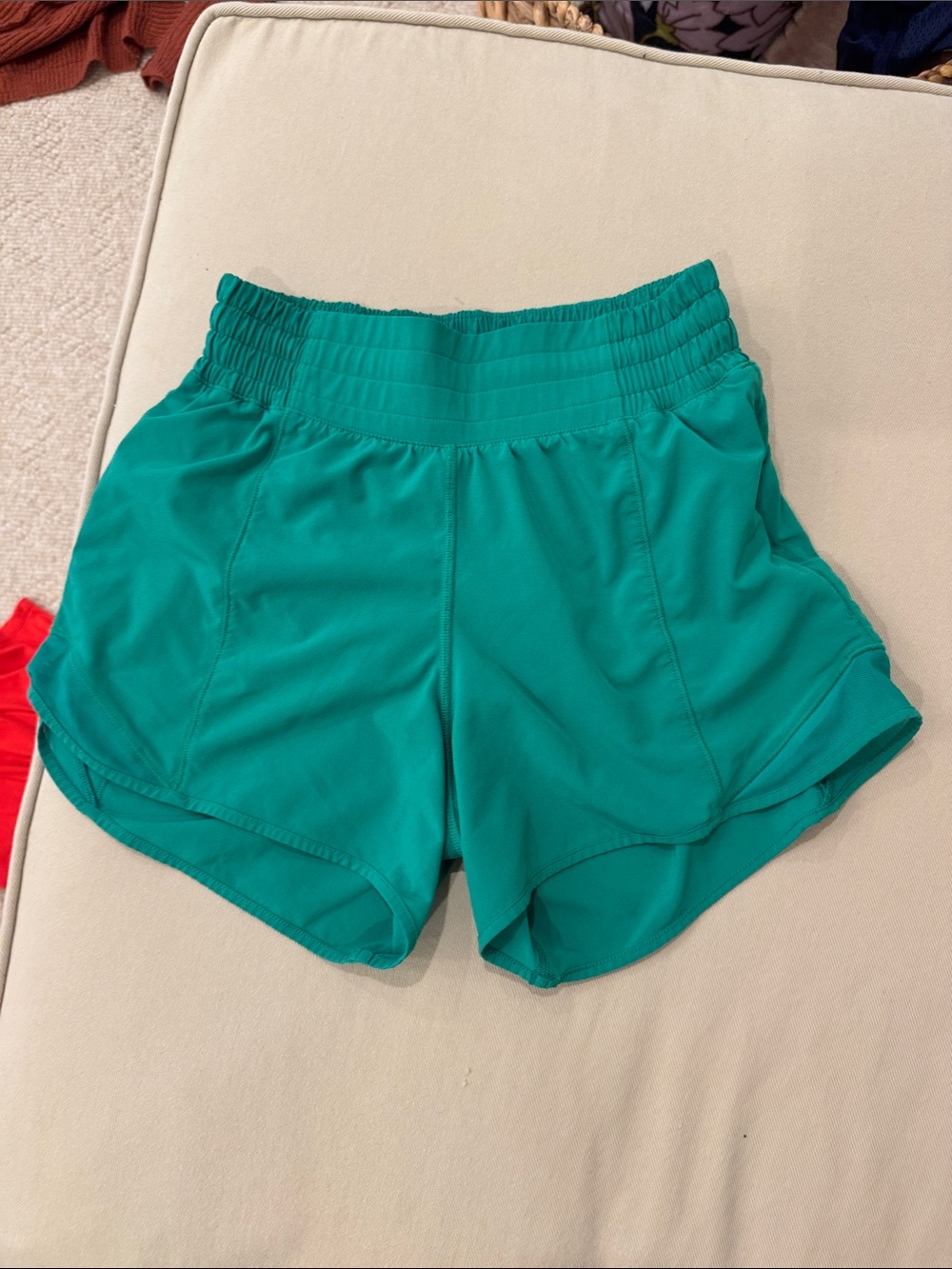 Lululemon hotty hot 4" size 2